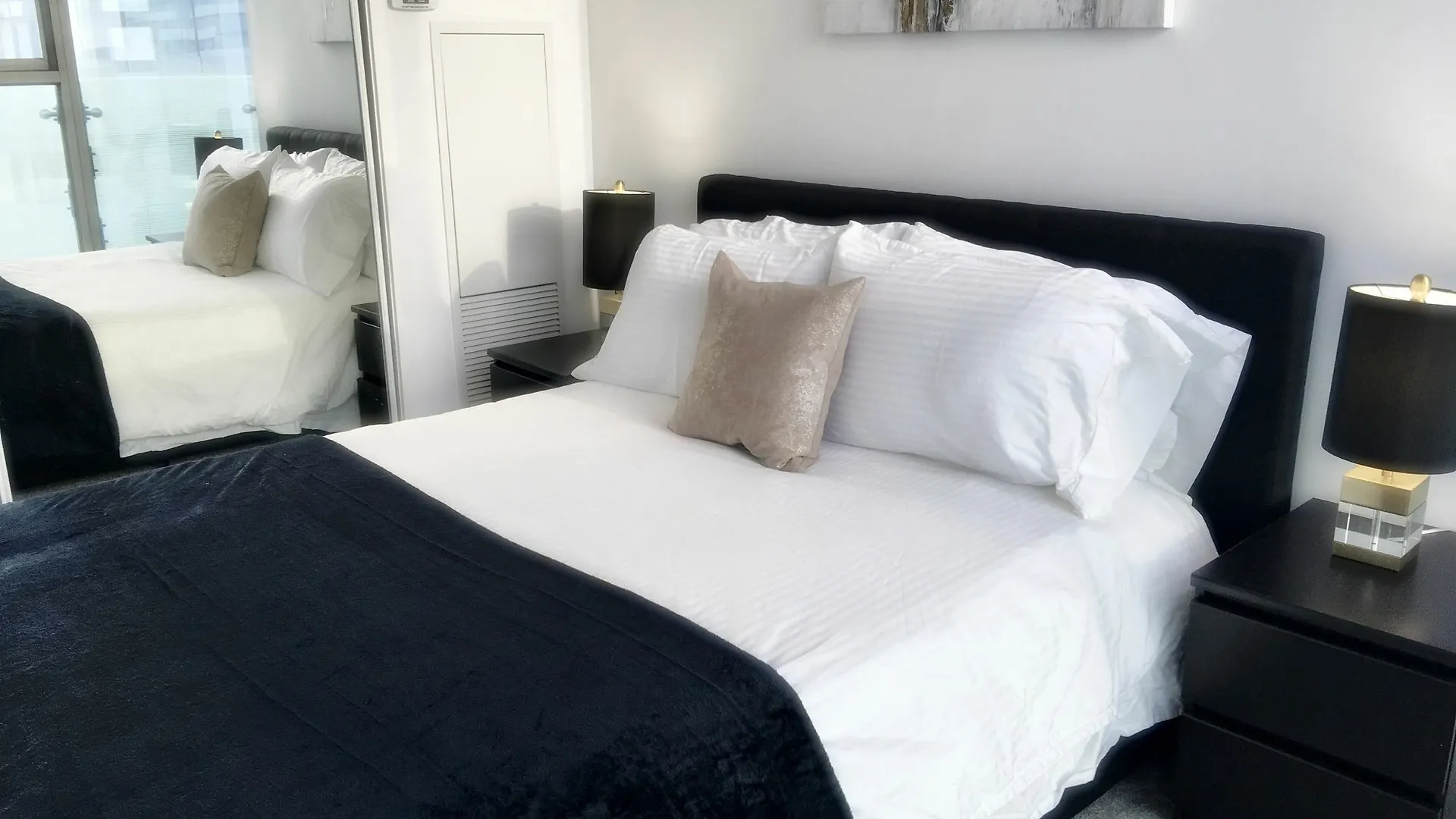 **** Hotel To Stays - York And Lakeshore Toronto Canada