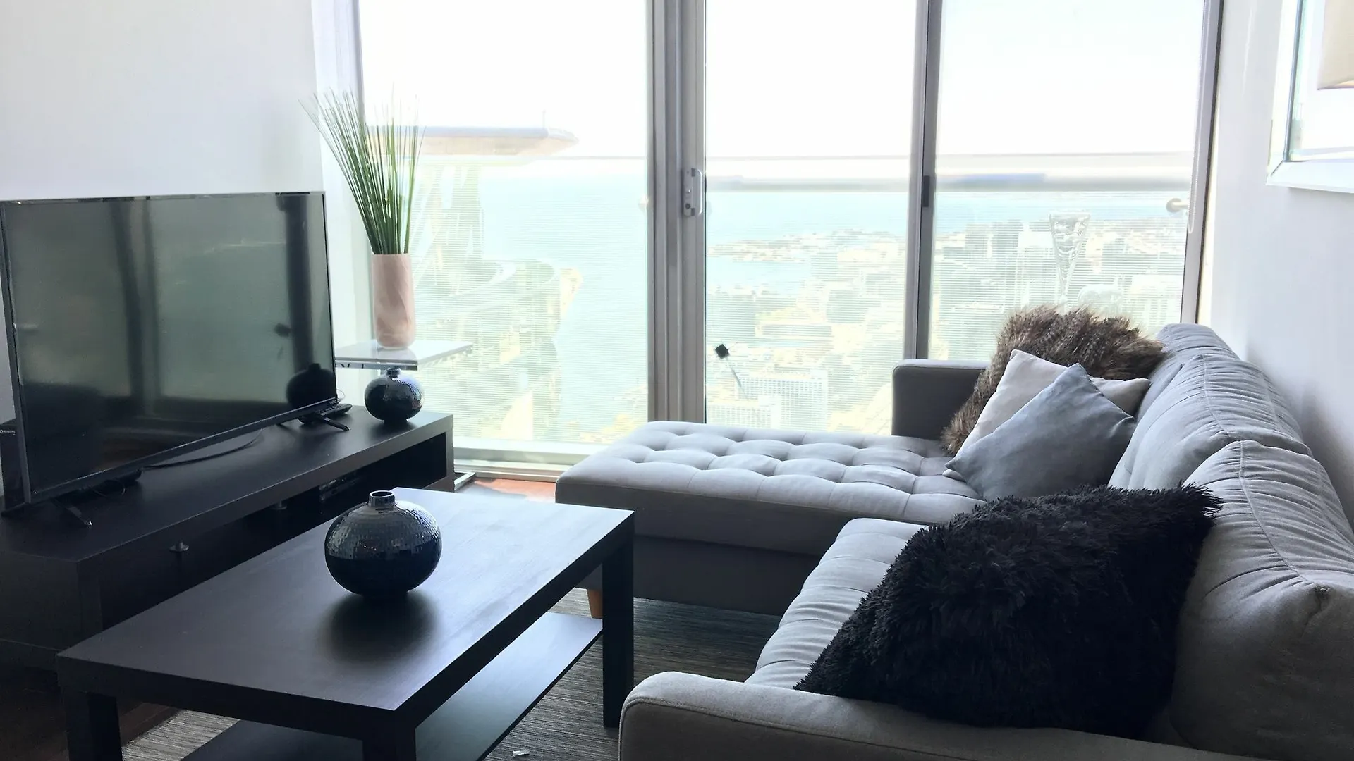 To Stays - York And Lakeshore Toronto Hotel