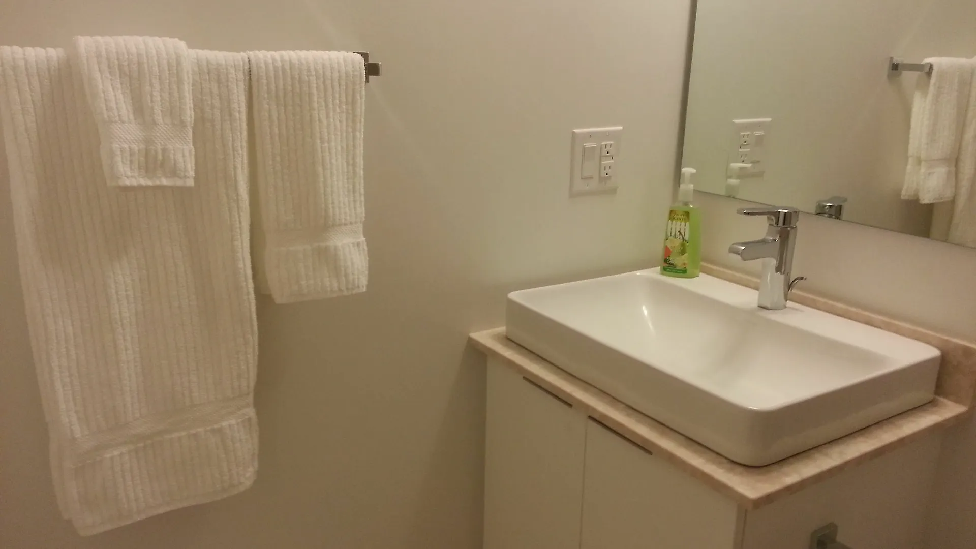 To Stays - York And Lakeshore Toronto Hotel